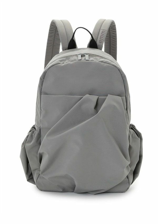 グレー 未使用 emmi（エミ）eco ミニギャザーボディーバックパック 即納】 エミ emmi バッグ eco 撥水ギャザーボディーバックパック 小物