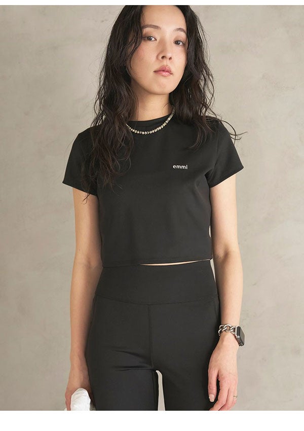 即納】エミ emmi アウター アクティブコンパクトTシャツ 半袖 ミドル丈